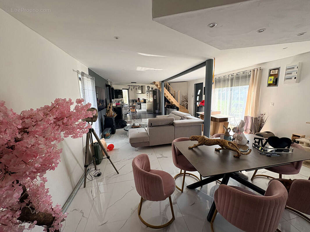 Maison à ETREILLERS