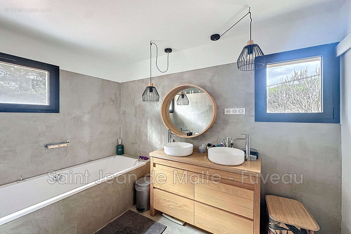 Maison à SIMIANE-COLLONGUE