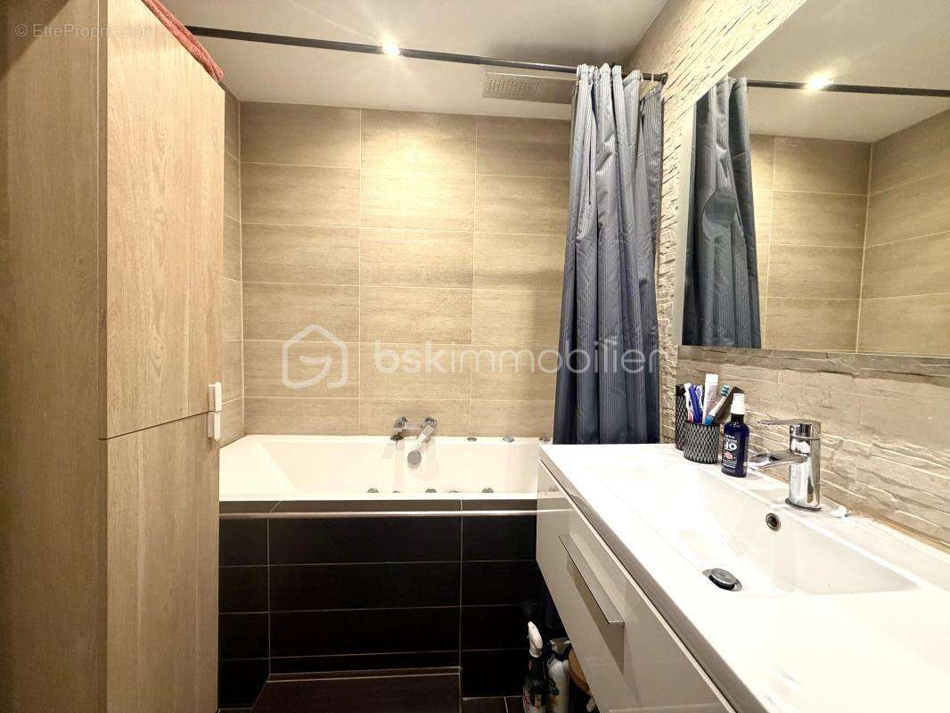 Appartement à MANDRES-LES-ROSES