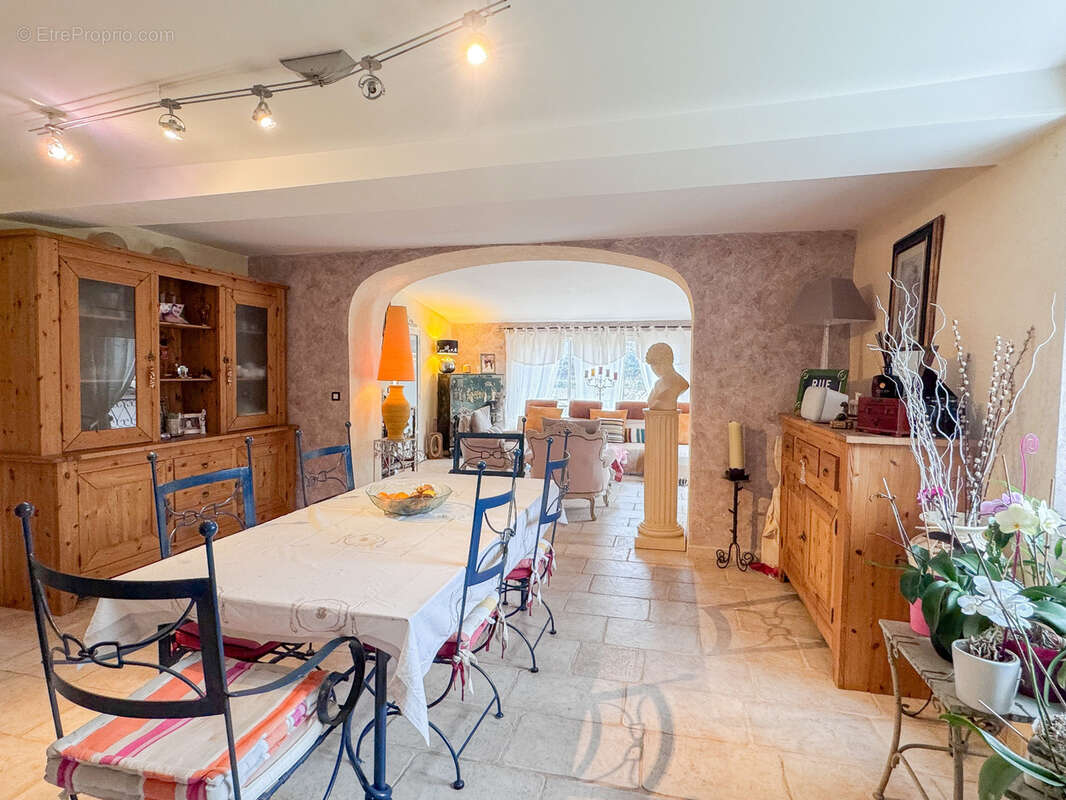 Maison à ENTRECASTEAUX