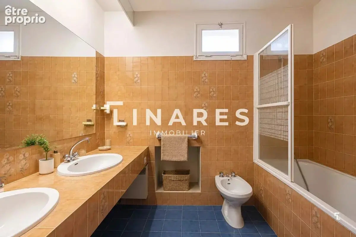 PLEIN SOLEIL - Villa T6 de 206m² - Piscine - Cuisine d'été - Terrain de 3400m² - 13011 LA TREILLE - photo 12