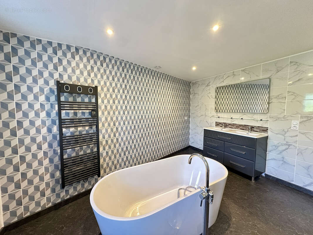 Maison à SAINT-ETIENNE-DU-BOIS