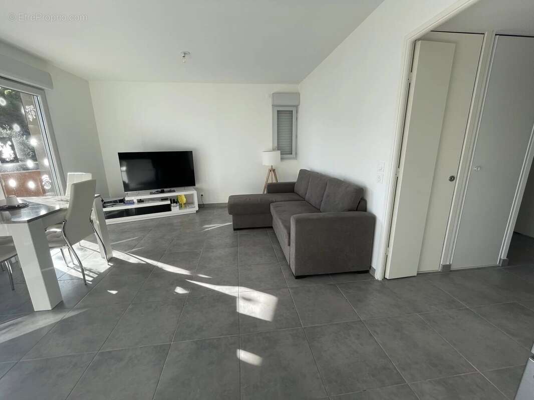 Appartement à CHATEAUNEUF-VILLEVIEILLE