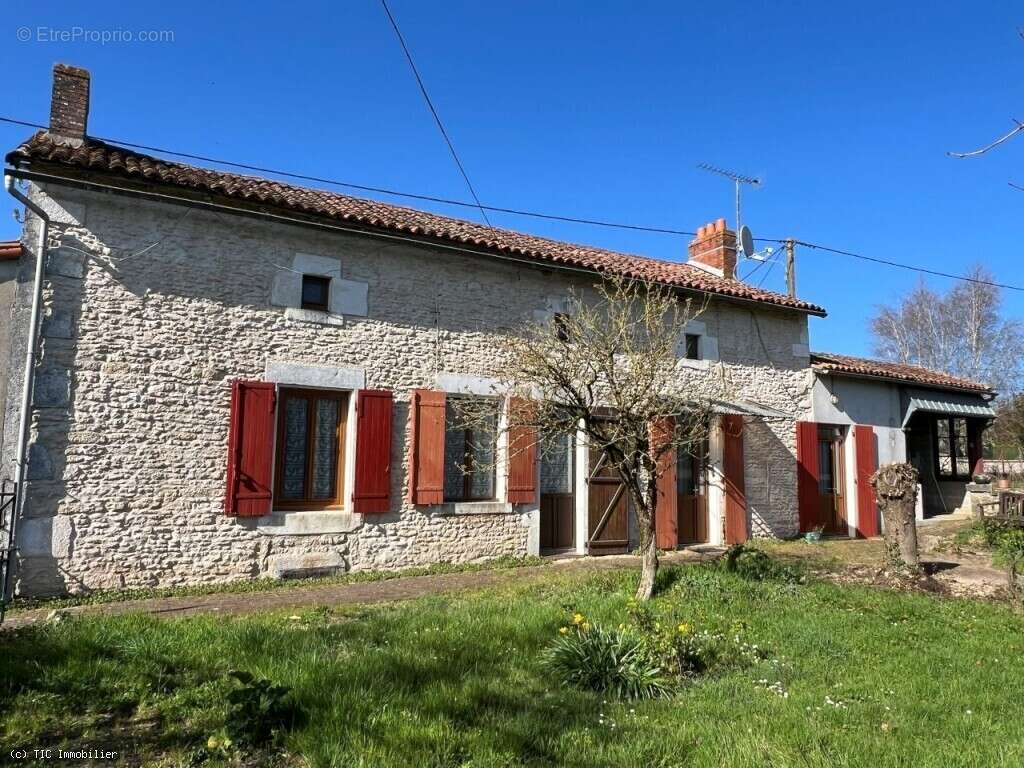 Maison de Campagne avec Dépendances 5 Minutes de Civray - photo 2
