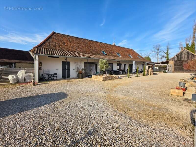 Ferme bressane rénovée à Louhans – 14 pièces, 192 m² avec espace indépendant idéal Airbnb  (71) - photo 10
