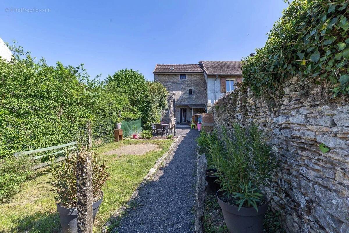 Maison à MONTALIEU-VERCIEU