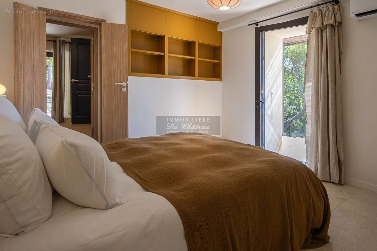 Propriété entièrement rénovée de 6 chambres, bénéficiant d'une vue panoramique, d'un environnement calme et située à proximité i - photo 12