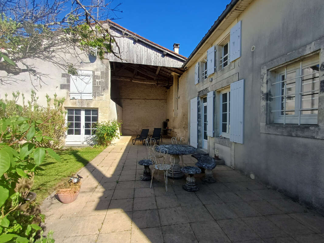 Maison à BAIGNES-SAINTE-RADEGONDE