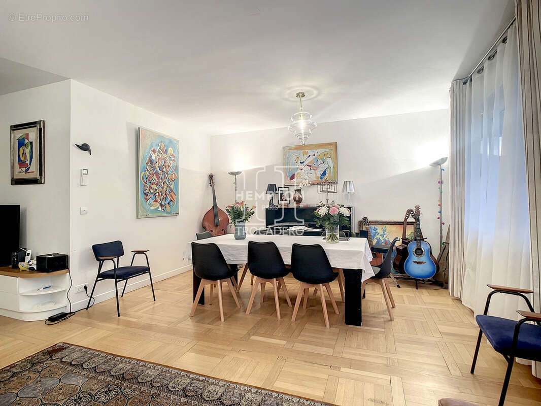 Appartement à PARIS-16E