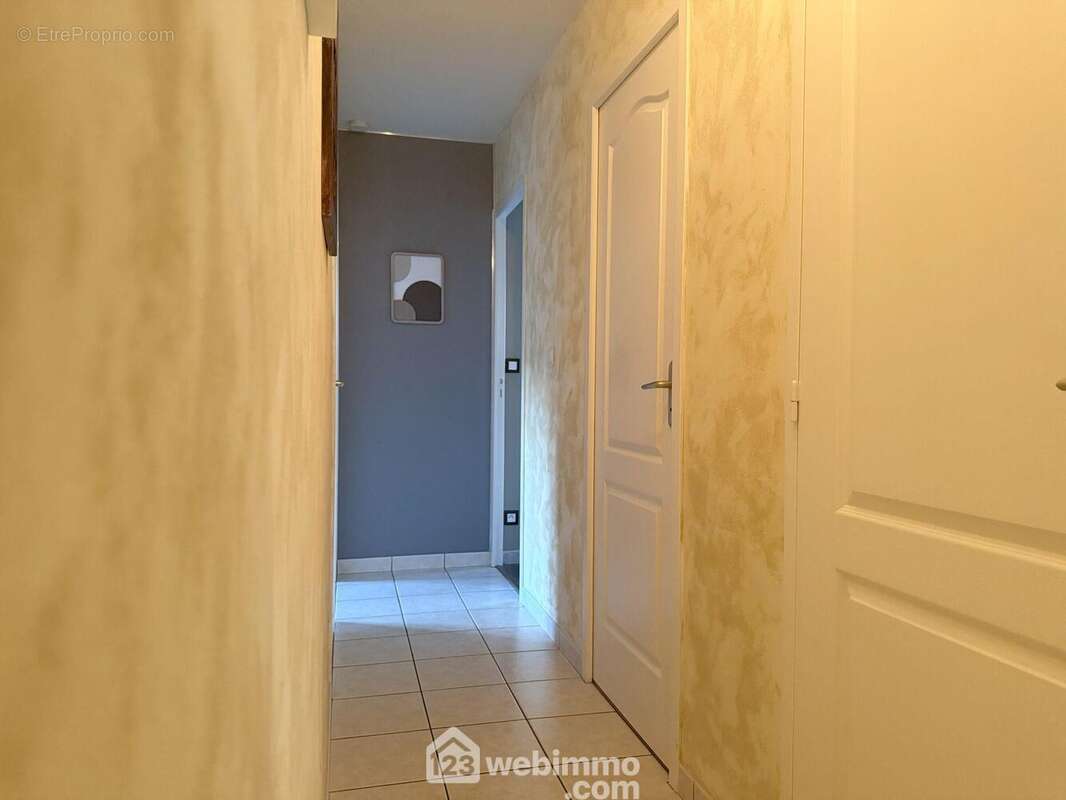 De l&#039;autre côté de la maison, la partie nuit : - Maison à LE ROCHEREAU