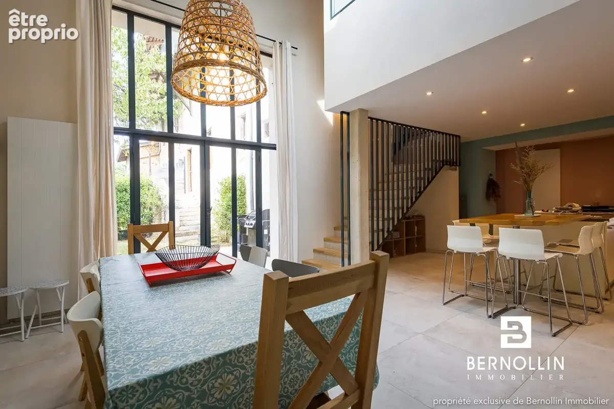 Authentique maison en pierre entièrement rénovée, 244 m2, 6 chambres, avec garage et terrain clos à Cuisiat - photo 4