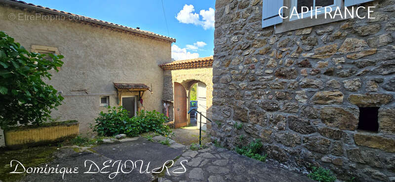 Maison à SAINT-SAUVEUR-DE-MONTAGUT