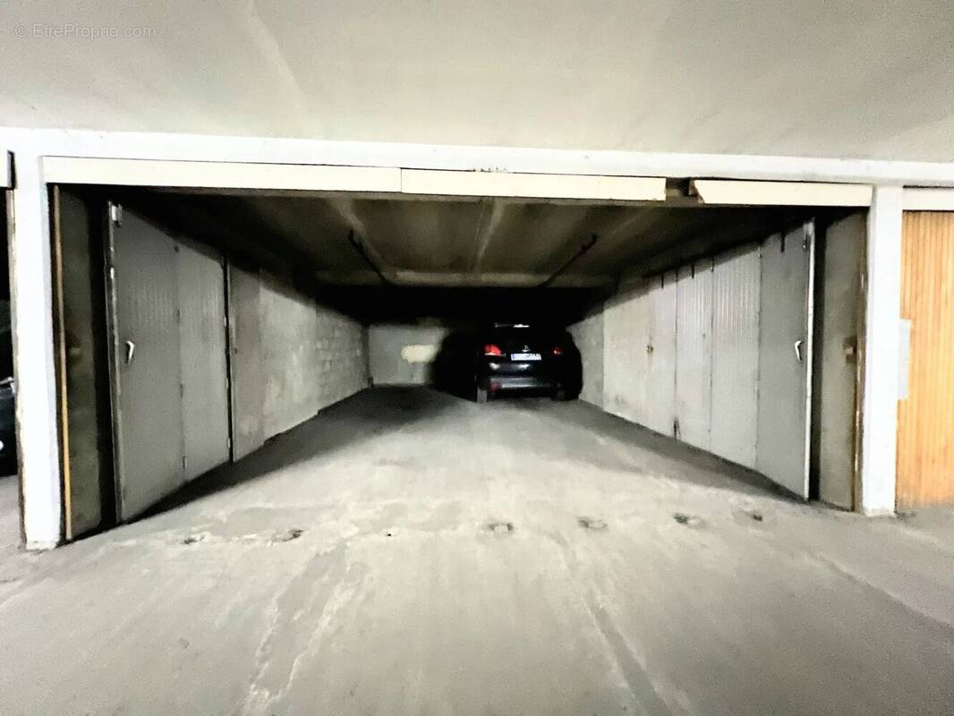 Parking à PARIS-16E