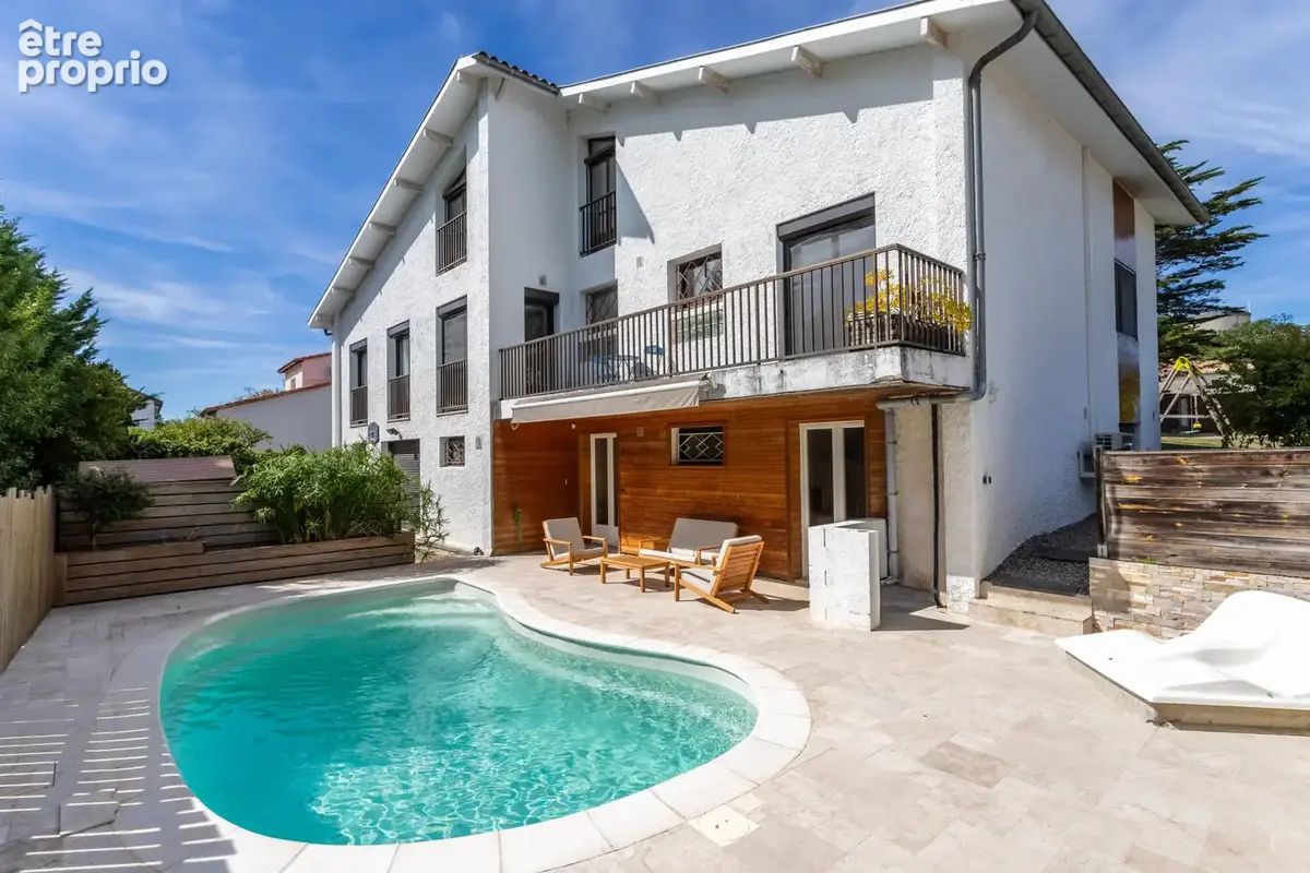Une maison moderne avec piscine, jardin et parking - photo 8