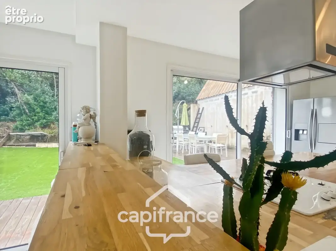 Maison à vendre 8 pièces CARQUEIRANNE (83) - Quartier Canebas - 6 chambres - 220 m2 habitable - Piscine - photo 12