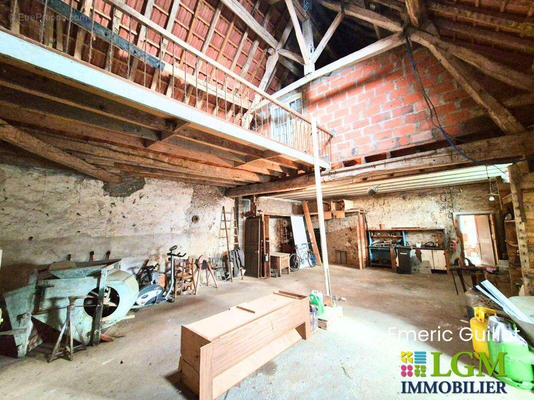 Maison à rénover – 124 m² habitables – Grange - Atelier - Grand appentis - Deux Caves – Terrain clos de 759 m² – Blois (41000) ( - photo 2