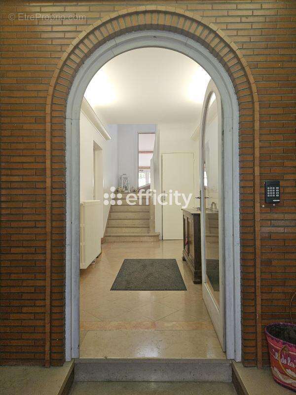 Maison 370 m² à Vitry-Le-Francois  - photo 2