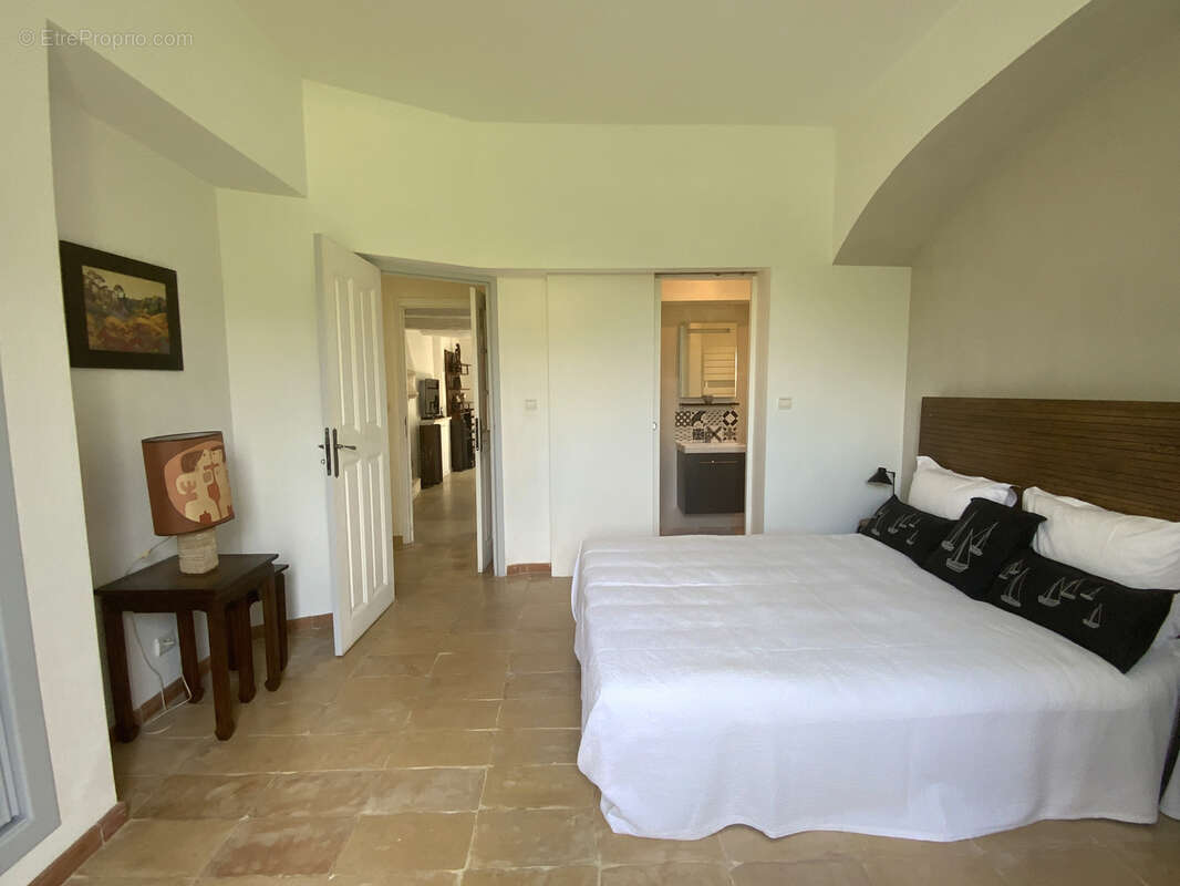 Très belle villa dans un village avec commerces sur un terrain de 3500 m2. - photo 17