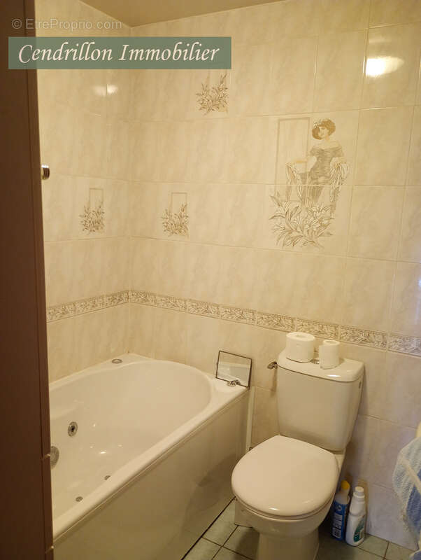 Maison en pierre indépendante avec 3 chambres sur un parc arboré de 4200 m2 avec dépendances  et puits - photo 9