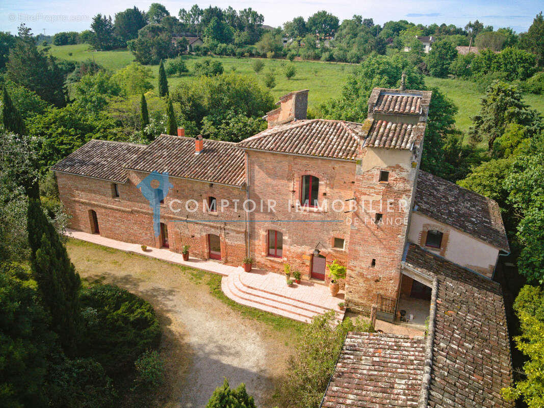 Propriété Historique du 14 ième Siècle - 16 pièces - 550 m2 sur un terrain de 8000 m2 - photo 2
