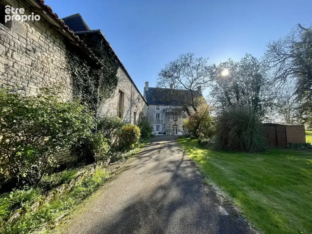 Château avec piscine chauffée,  vastes dépendances, possibilité chambres d'hôtes - photo 8