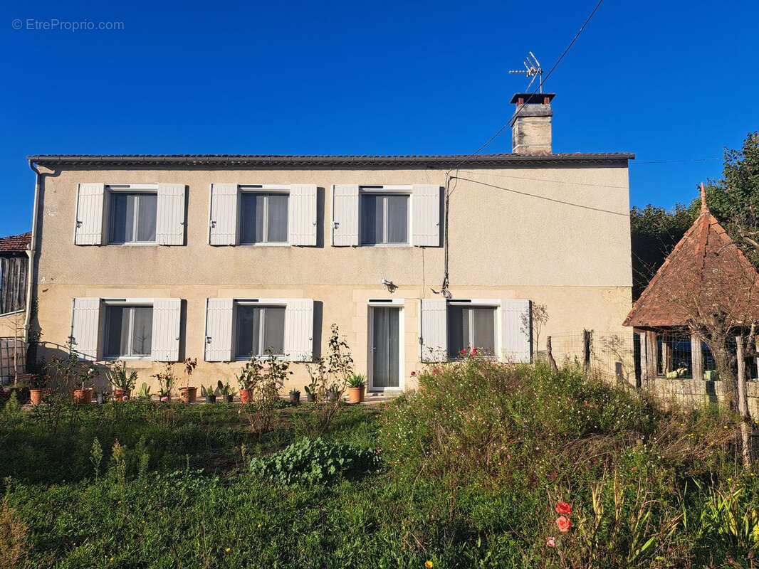 Propriété sur 9 000 m2 avec dépendances - photo 2