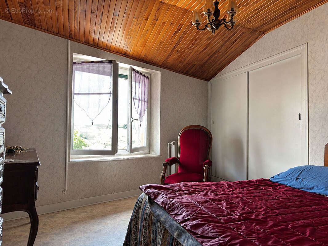 POUILLY LE MONIAL - Maison 7 pièces de 146 m²  avec véranda et terrain 600m² - photo 9