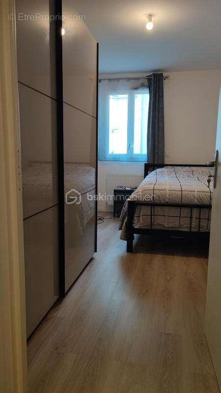 Appartement à VAUJOURS