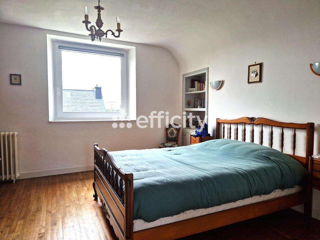 Maison à CHATEAUNEUF-DU-FAOU