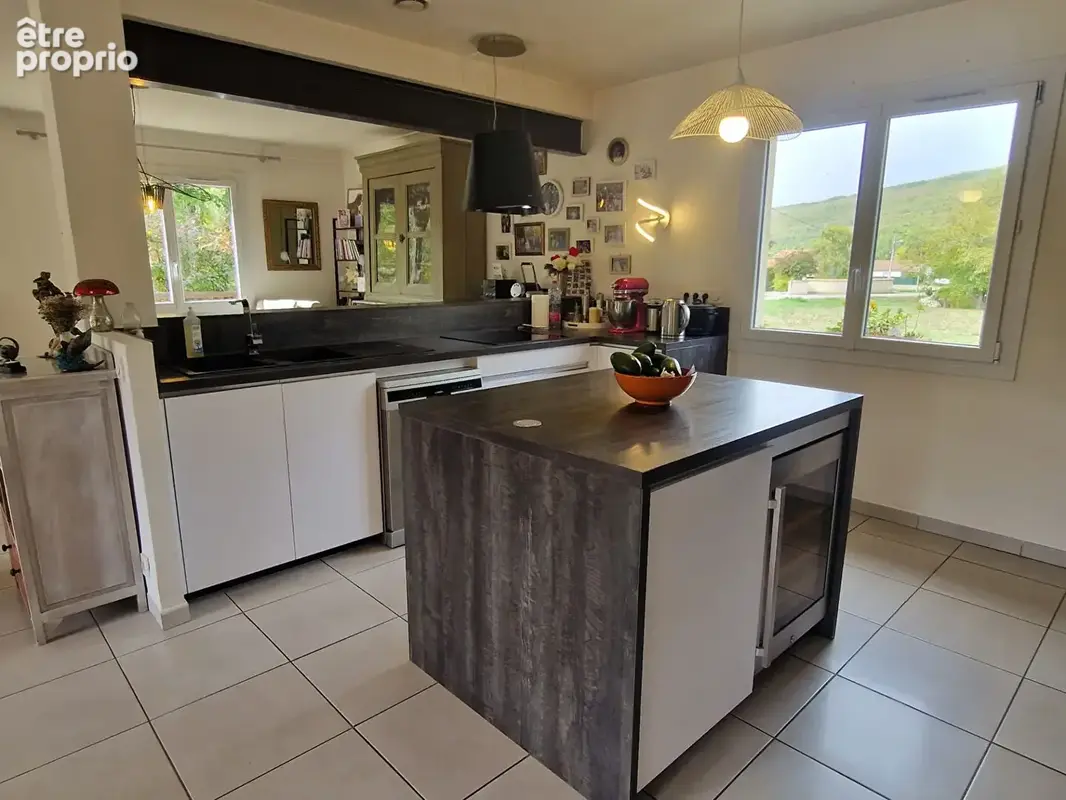 Villa dans village avec commerces , piscine , beau terrain bordé par une rivière - photo 6