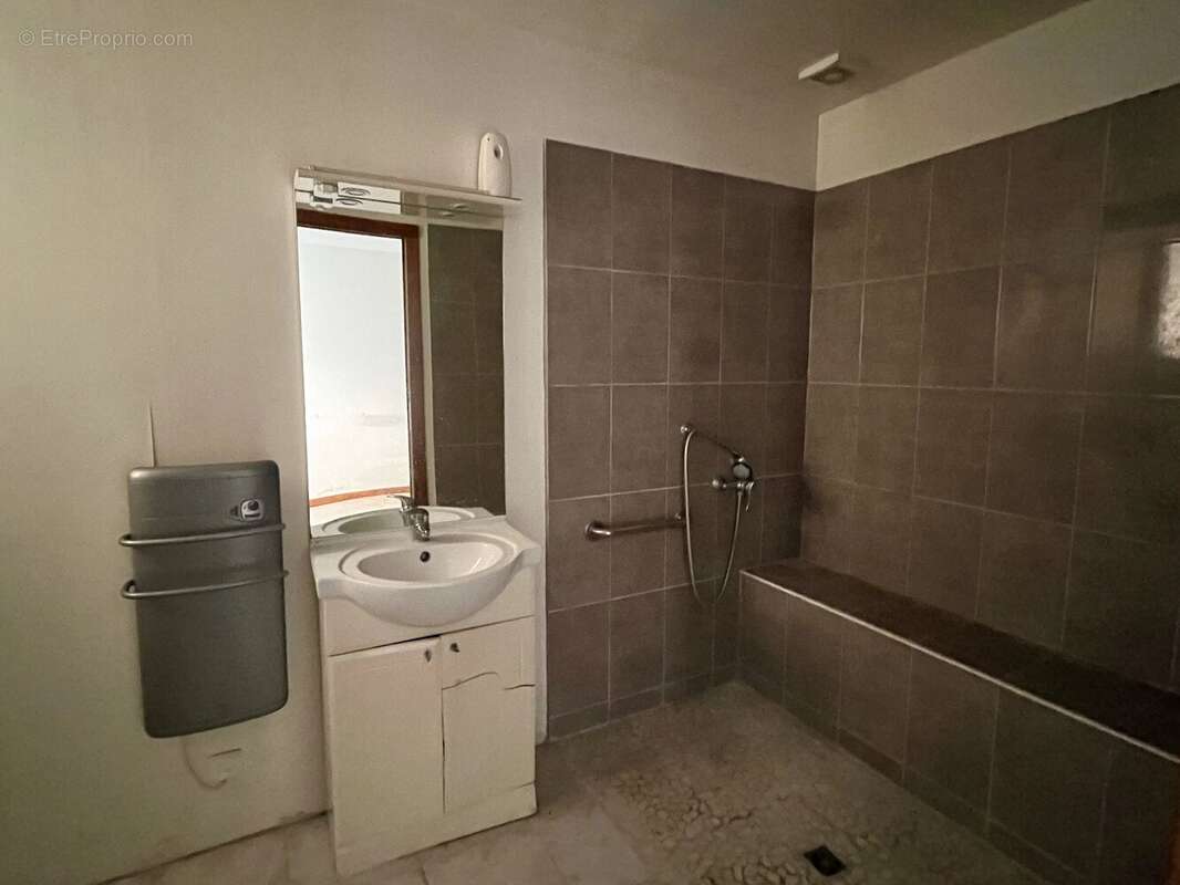 Grande maison de village en pierre - photo 9
