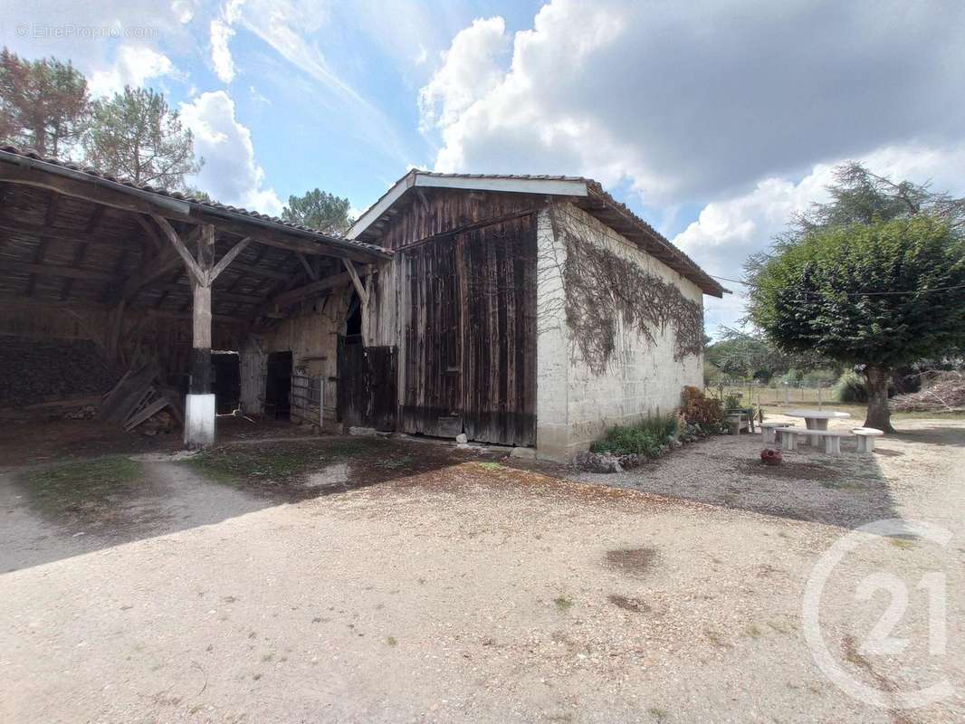 Maison à LES PEINTURES