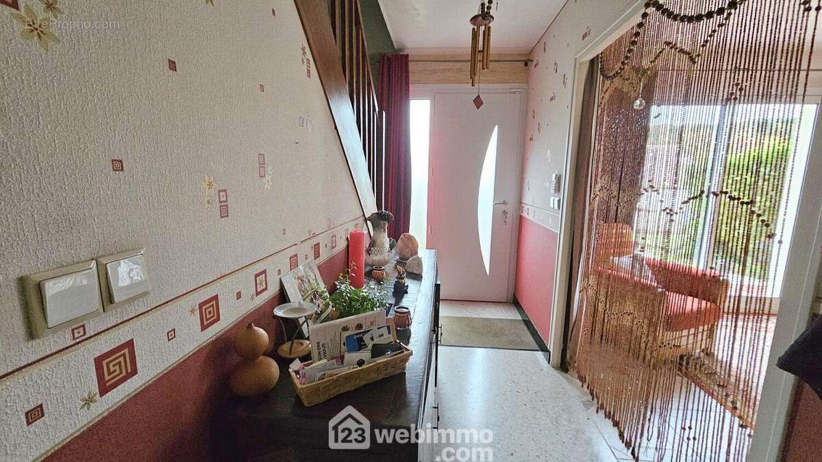 Une entrée spacieuse de 7 m². - Maison à VIDELLES