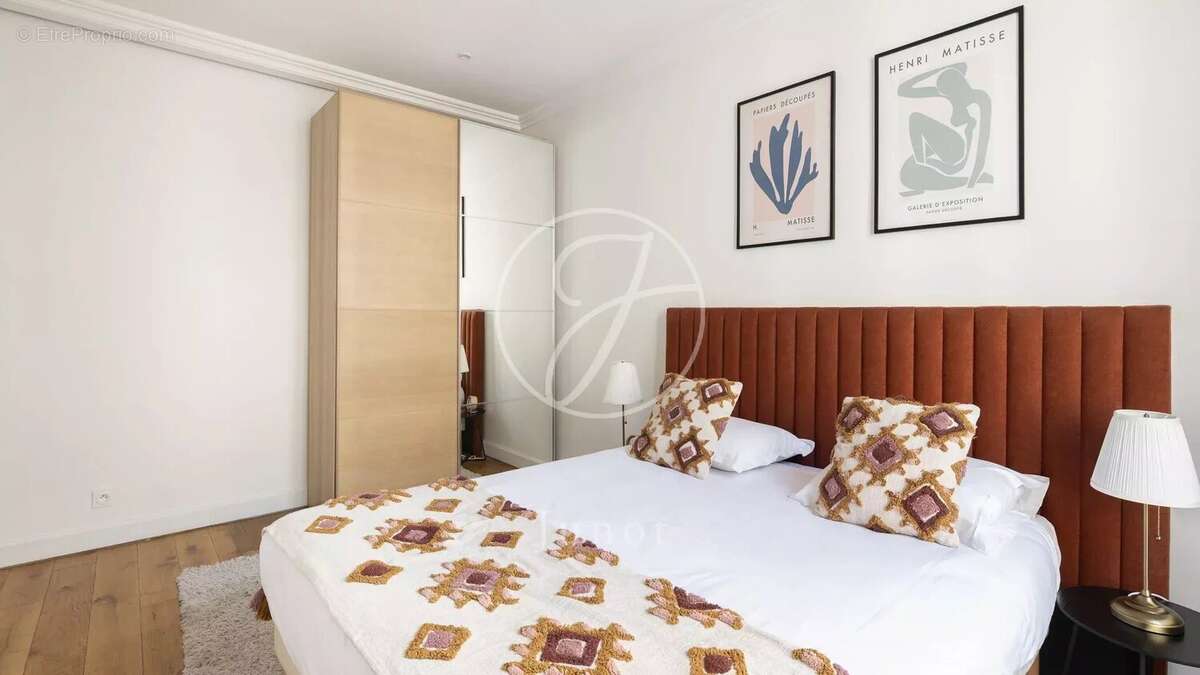 Appartement à PARIS-16E