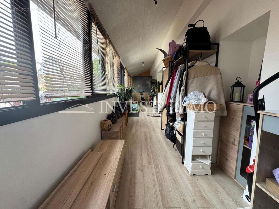 Maison ancienne en pierre de 200 m2 – Volumes généreux et rénovation soignée - photo 4