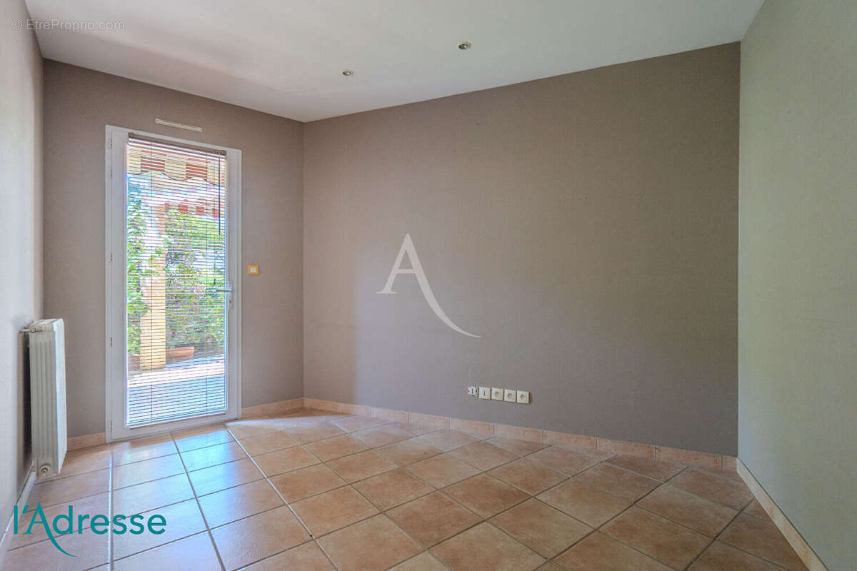 LEOGNAN BOURG - maison contemporaine de plain pied avec double garage - photo 10