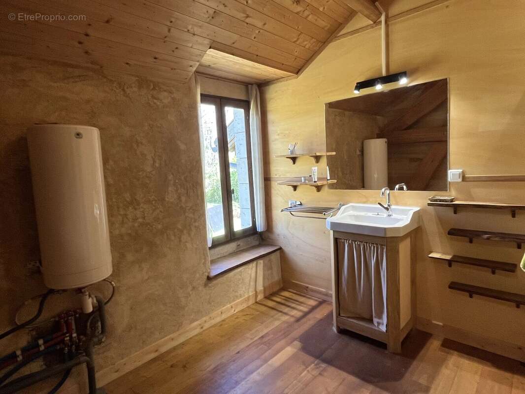 Propriété rénovée dans le respect de l'environnement, avec source d'eau, verger et panneaux solaires - photo 16