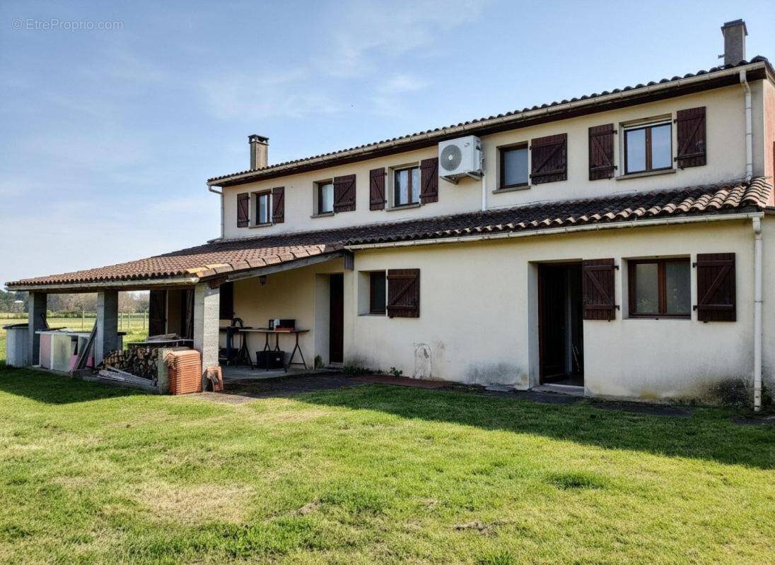 Maison à BUSSAC-FORET