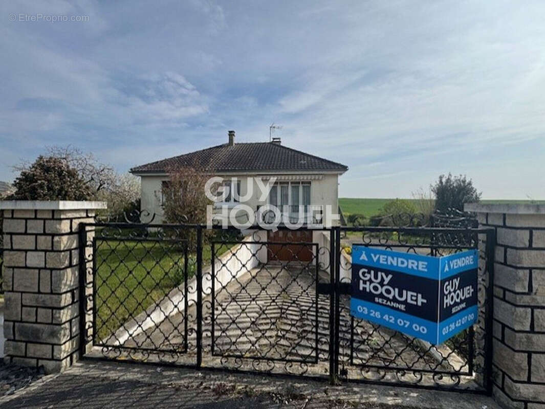 Maison à LA CELLE-SOUS-CHANTEMERLE