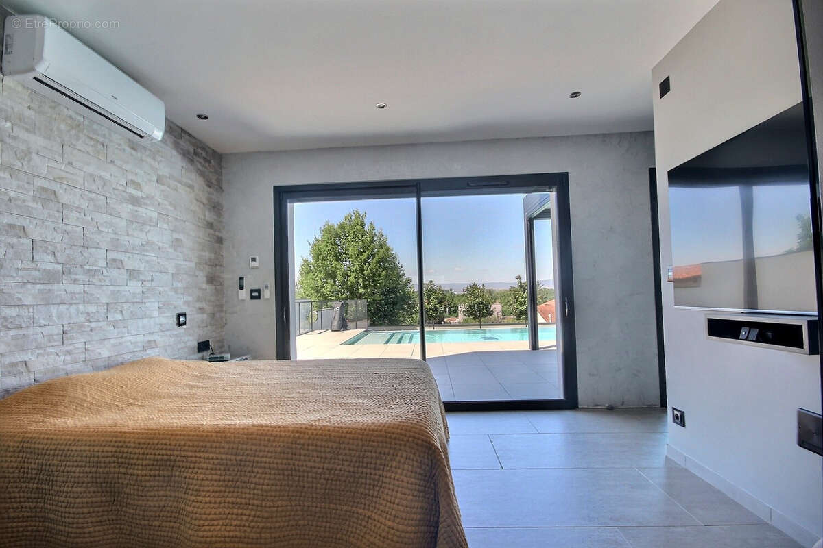 Maison à SAINT-BONNET-LES-OULES