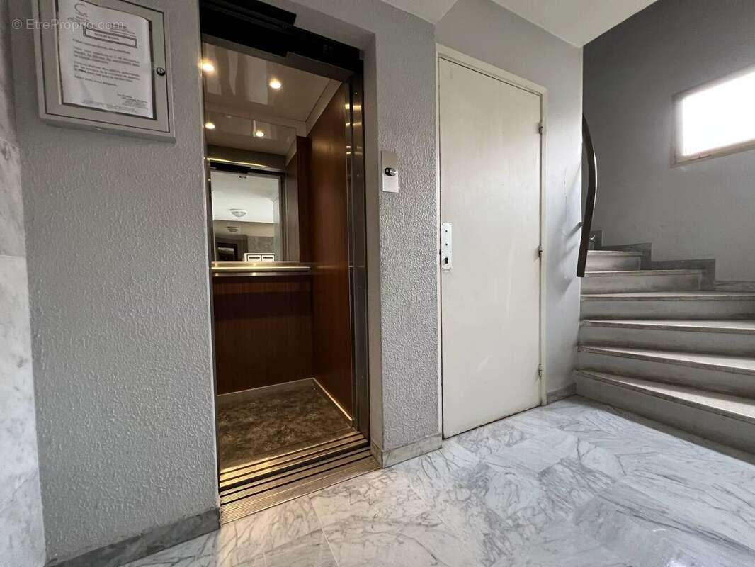 Appartement à SAINT-LAURENT-DU-VAR