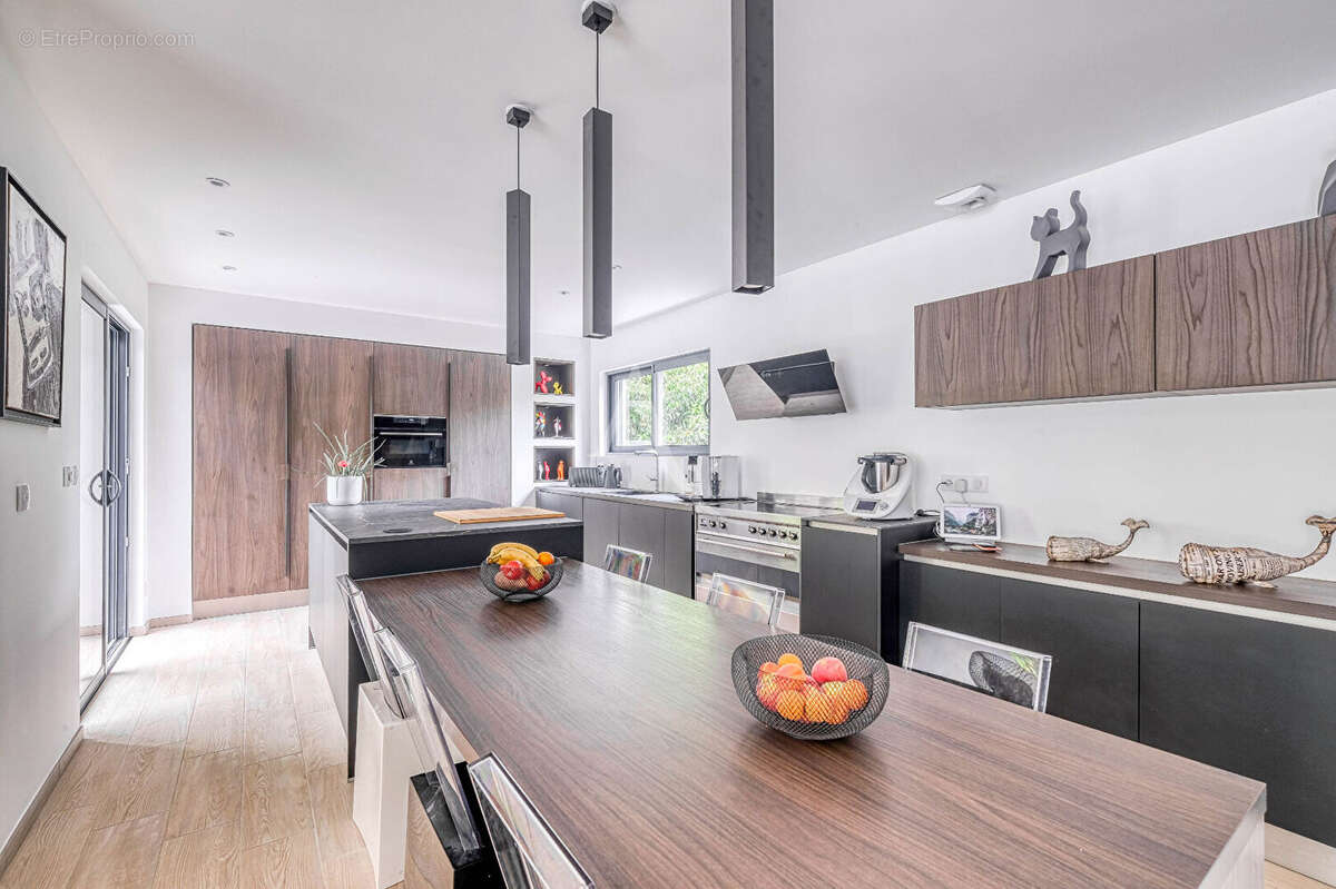 Villa d'architecte contemporaine avec piscine - les Coteaux de Chessy  - 7 pièces - 175 m2 - photo 3