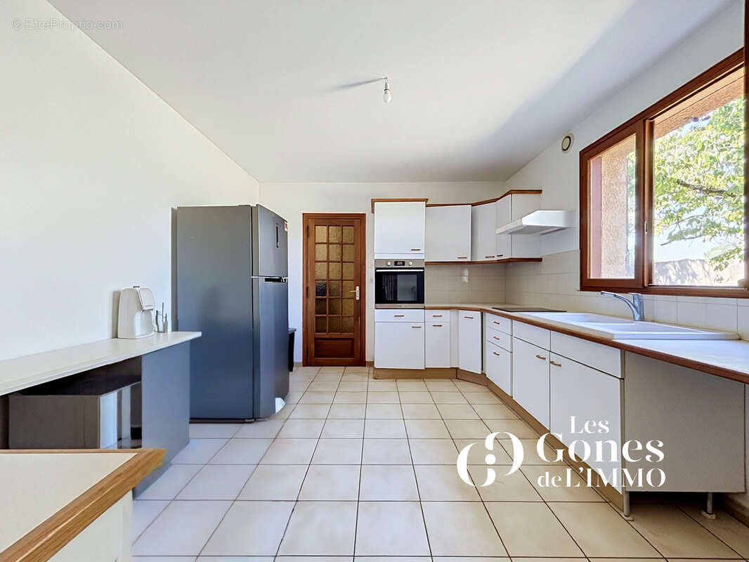 Genas  Maison familiale de 155 m2 avec 4 chambres, jardin de 600 m2, garage et sous-sol - photo 6