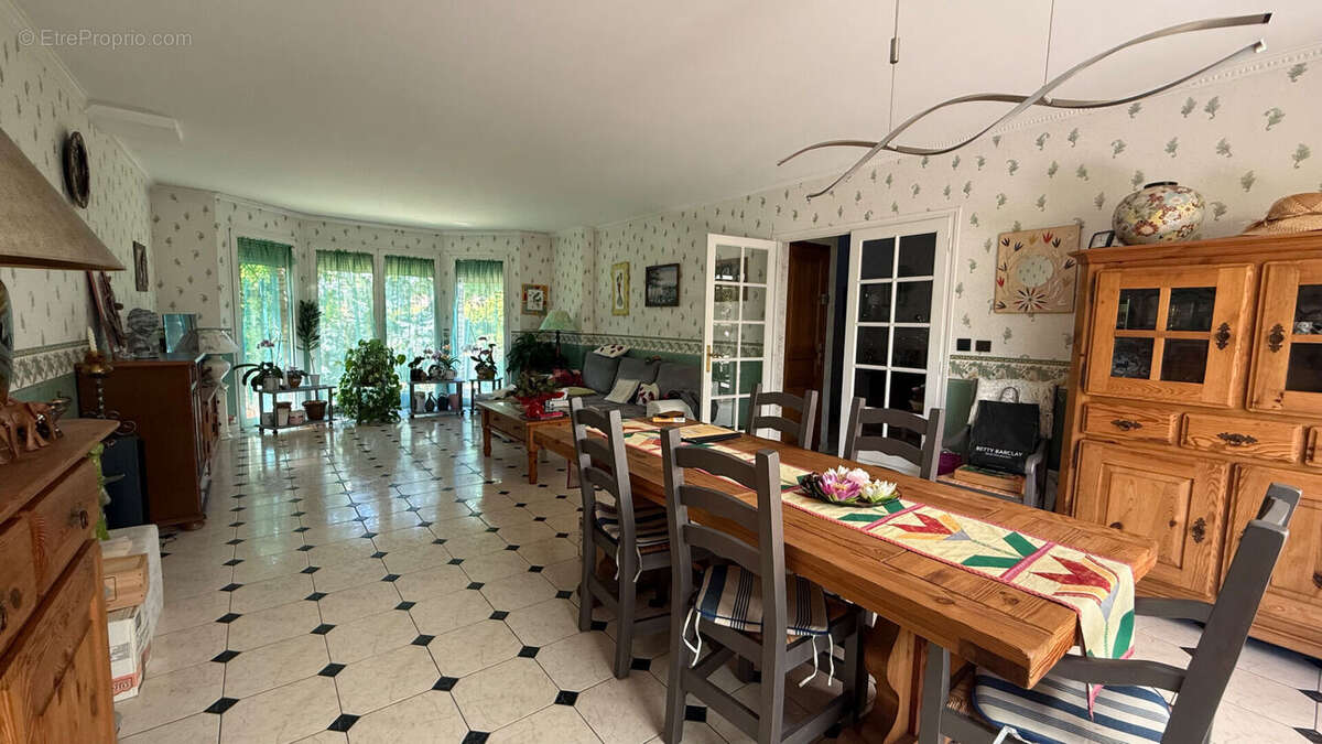 Maison à LE COUDRAY-MONTCEAUX