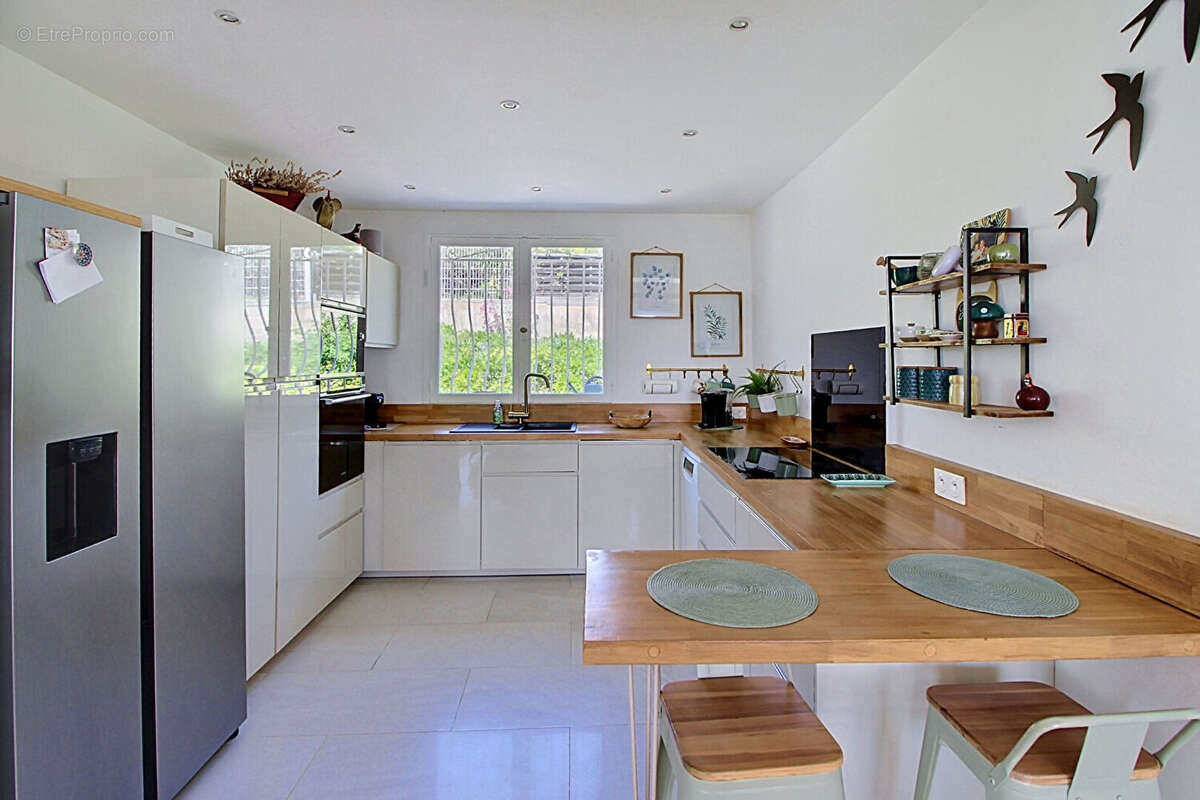 A VENDRE à LORGUES ! Maison de type T6 pièces  de 144 m² + piscine + garage sur un terrain de 1692m² - photo 4