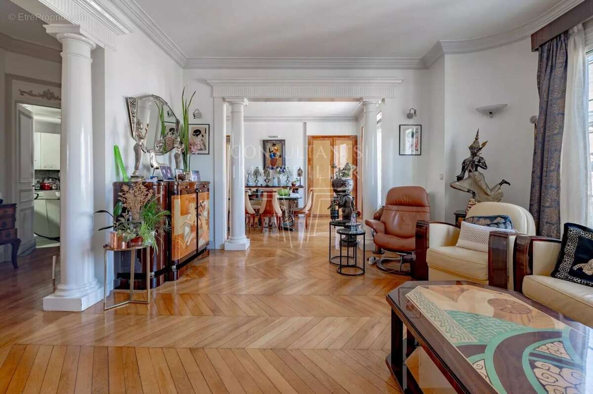 Appartement à PARIS-8E