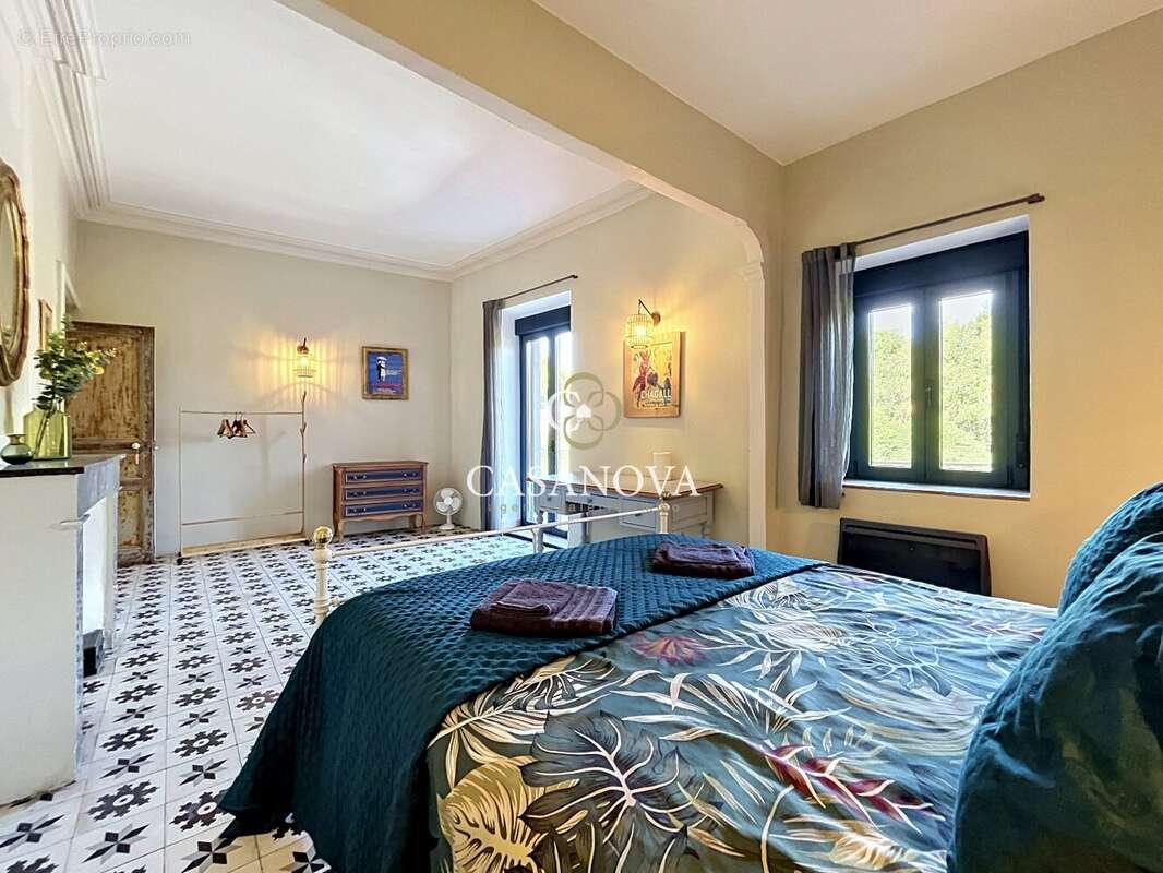 Charme & authenticité ! BATISSE de CARACTERE datant de 1789 proposant 350 m² avec jardin et piscine. Idéale pour un PROJET D'ACC - photo 6