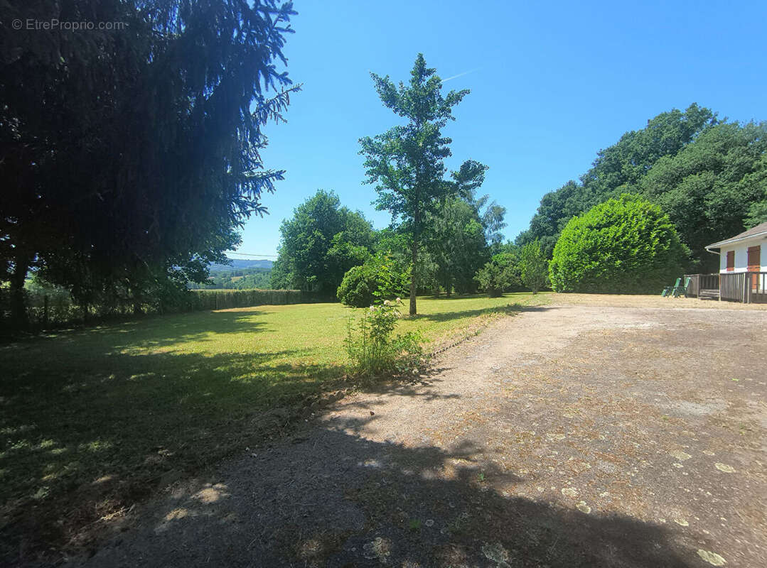 HAUTE-VIENNE - Charmant bungalow rénové offrant une vue imprenable sur le château et doté de 4 600 m² de jardins privésMaison  3 - photo 11