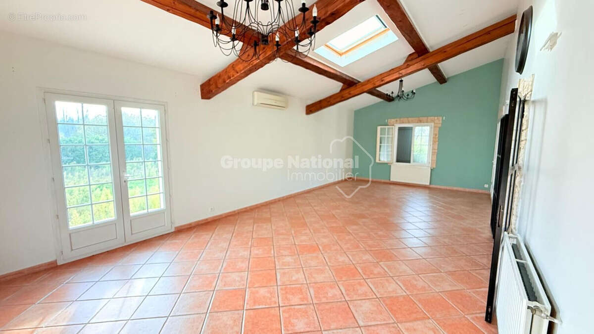 Maison à ENTRAIGUES-SUR-LA-SORGUE