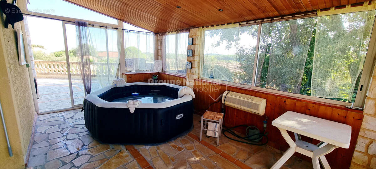 Villa de 238m² avec vue et  2 logements indépendants - photo 9